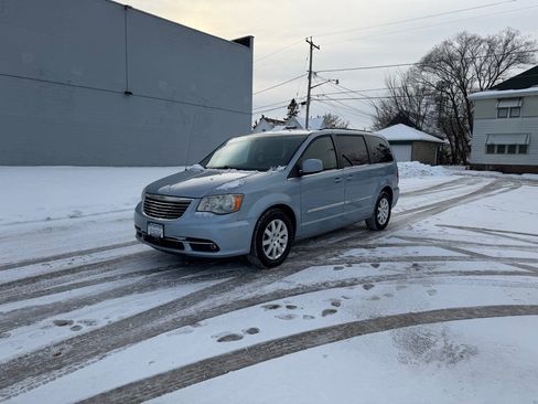 Used 2013 Chrysler Town & Country Touring image 3