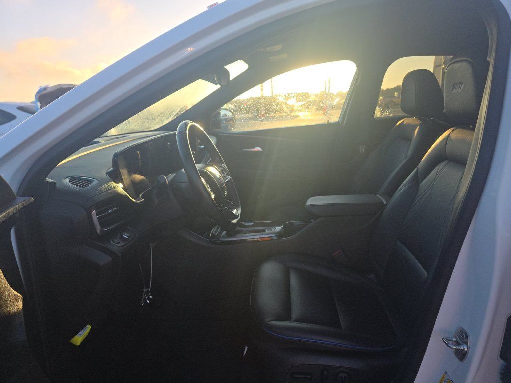 Used 2024 Buick Envista Sport Touring w/ Convenience I Package FWD image 8
