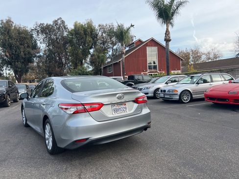 Used 2018 Toyota Camry LE image 6