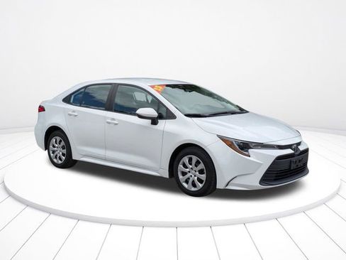 Used 2023 Toyota Corolla LE image 2