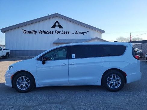 Used 2024 Chrysler Pacifica Touring-L FWD image 28