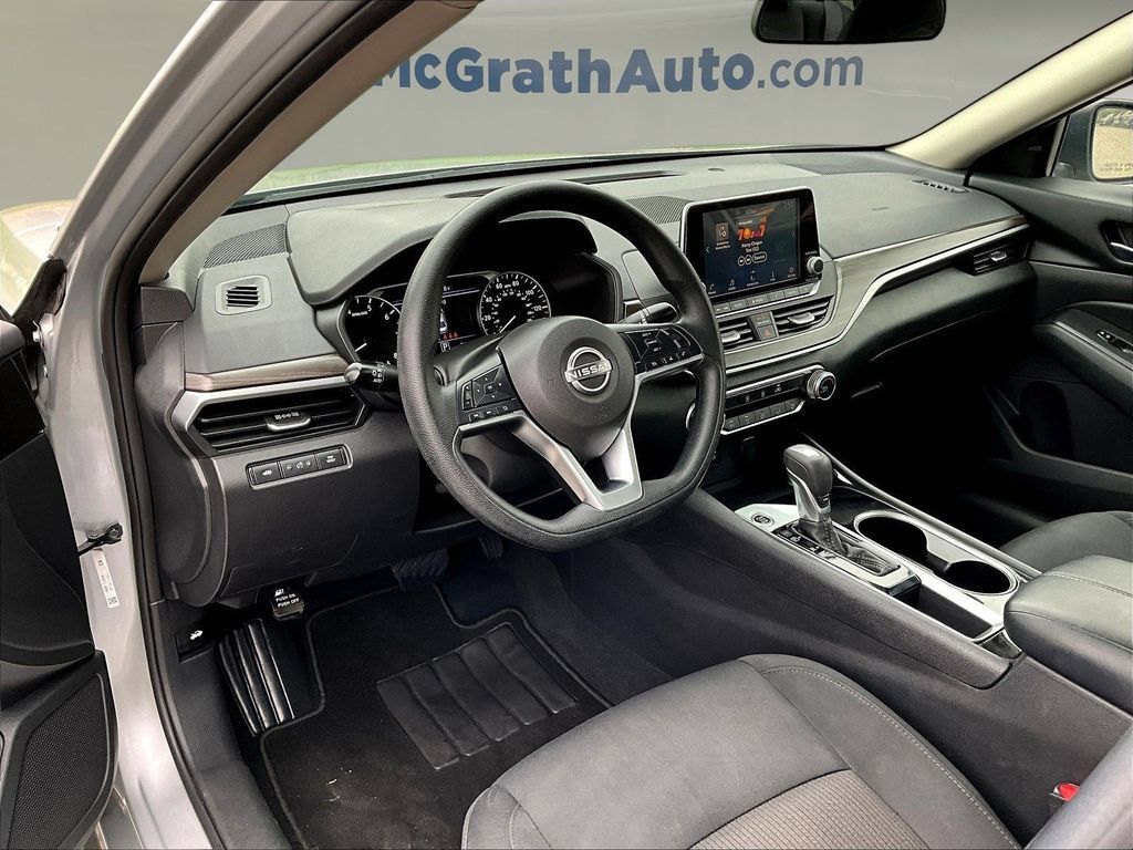 Used 2024 Nissan Altima 2.5 SV FWD image 17