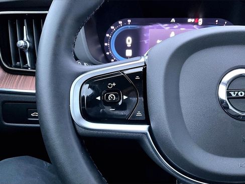 Used 2024 Volvo XC60 B5 Plus w/ Protection Package Premier image 11