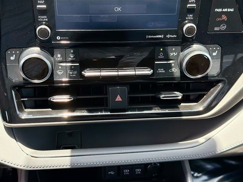 Used 2021 Toyota Highlander XLE AWD/4WD image 34