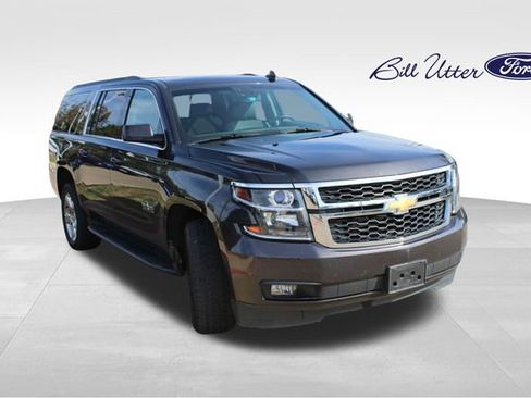 Used 2016 Chevrolet Suburban LT image 3