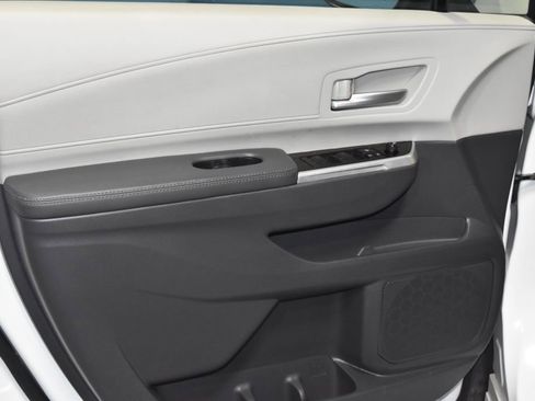 Used 2023 Toyota Sienna XLE image 4