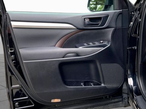 Used 2019 Toyota Highlander LE AWD/4WD image 22