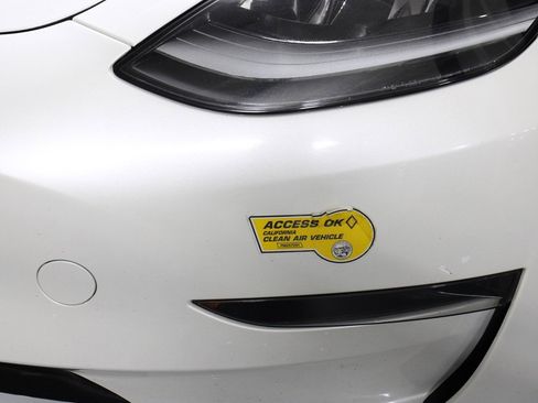 Used 2023 Tesla Model 3 Standard Range image 3