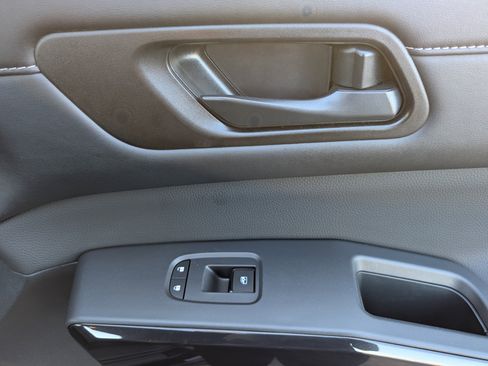 Used 2025 Nissan Pathfinder S image 22