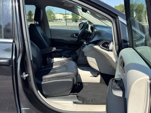 Used 2018 Chrysler Pacifica Touring-L FWD image 15