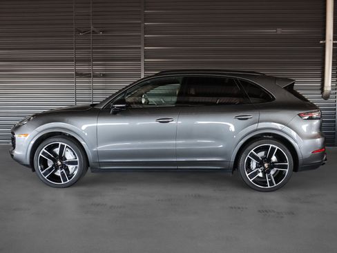 Certified 2023 Porsche Cayenne Turbo AWD/4WD image 2