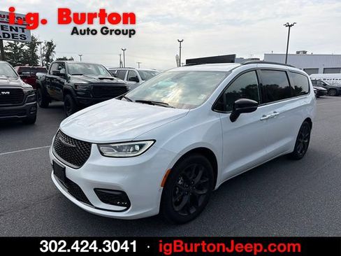 Used 2025 Chrysler Pacifica Limited FWD image 7