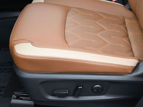 New 2026 Nissan Pathfinder Platinum AWD/4WD image 16