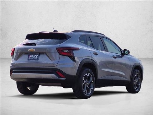 Used 2025 Chevrolet Trax LT w/ LT Convenience Package FWD image 5