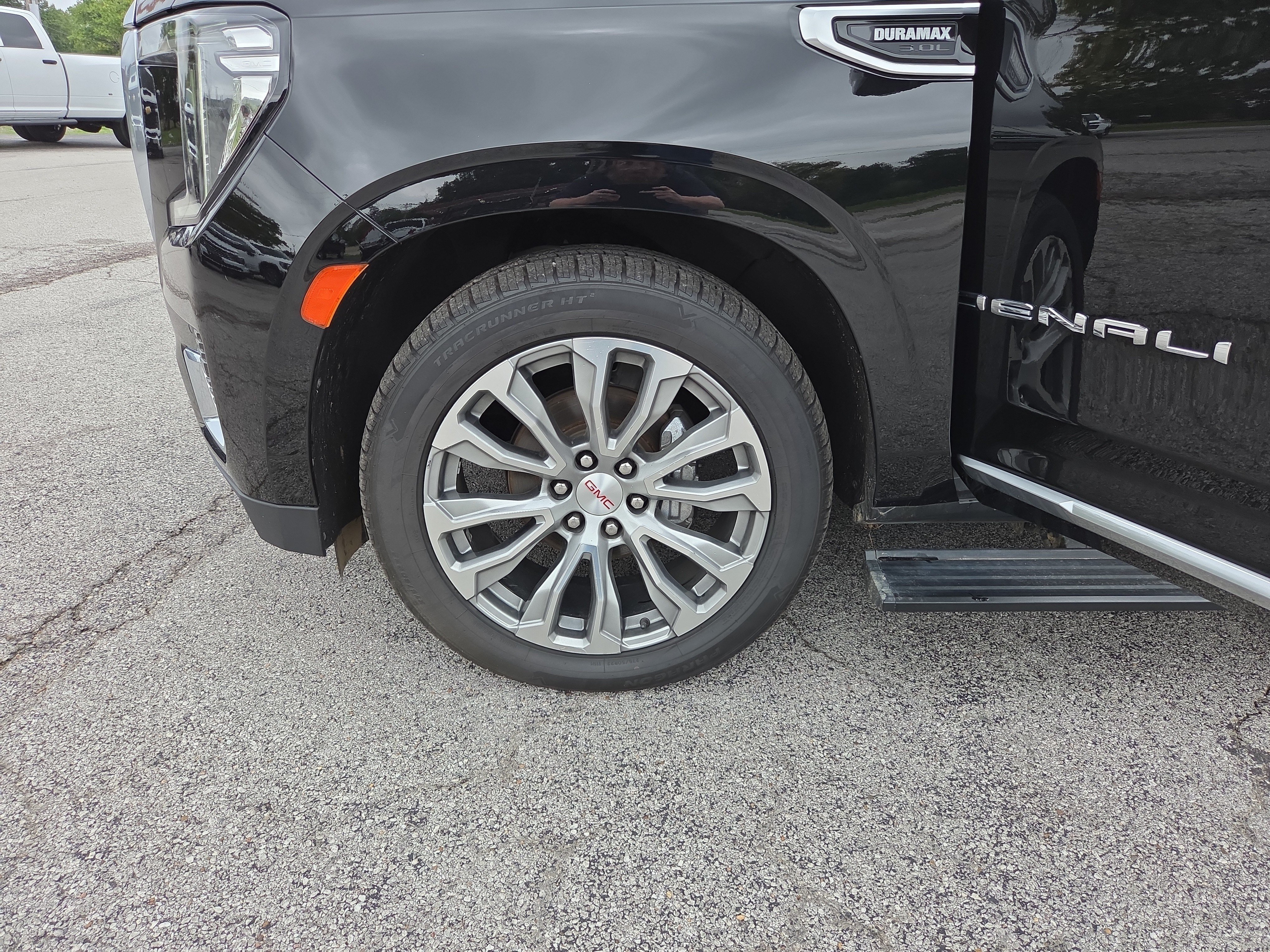 Used 2022 GMC Yukon Denali w/ Denali Ultimate Package AWD/4WD image 5
