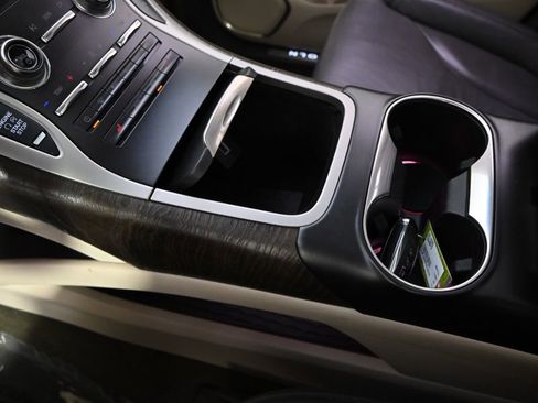 Used 2019 Lincoln Nautilus Select image 32