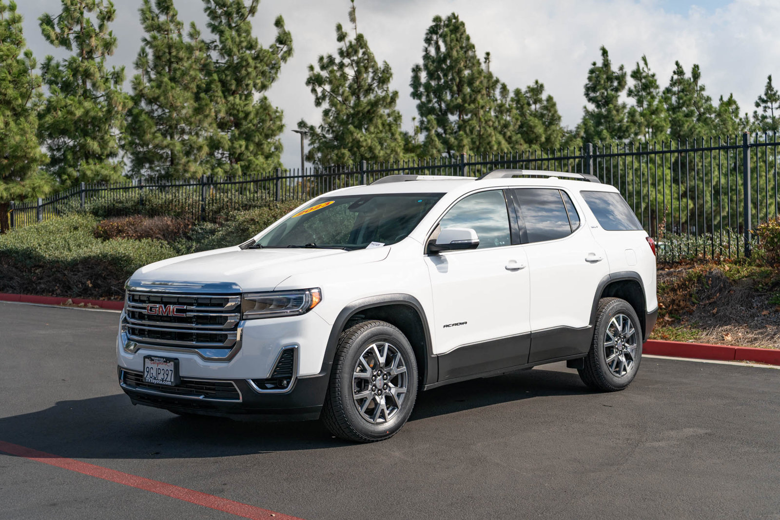 Used 2023 GMC Acadia SLT FWD image 3