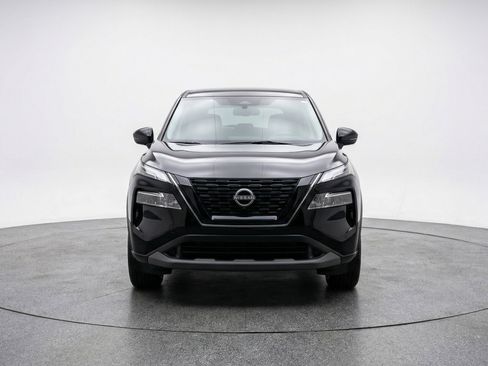 Used 2025 Nissan Rogue SV image 2