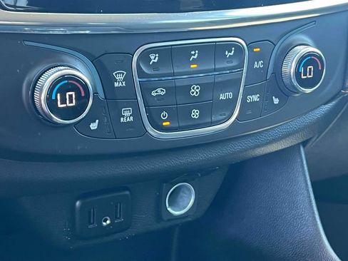 Used 2020 Chevrolet Traverse LT w/ Driver Confidence II Package AWD/4WD image 34