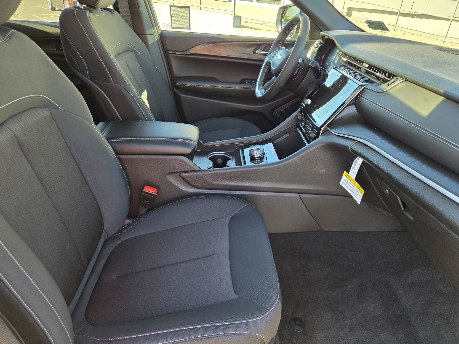 Used 2025 Jeep Grand Cherokee Laredo X RWD image 31