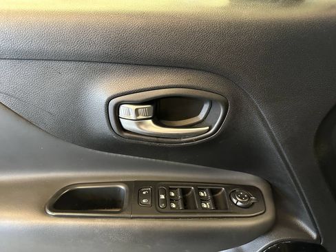 Used 2018 Jeep Renegade Altitude w/ UConnect 8.4 Nav Group AWD/4WD image 18