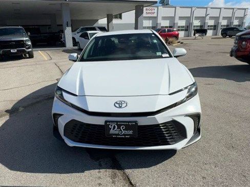 Used 2025 Toyota Camry SE image 3