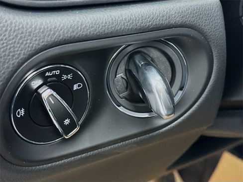 Certified 2025 Porsche Macan image 11