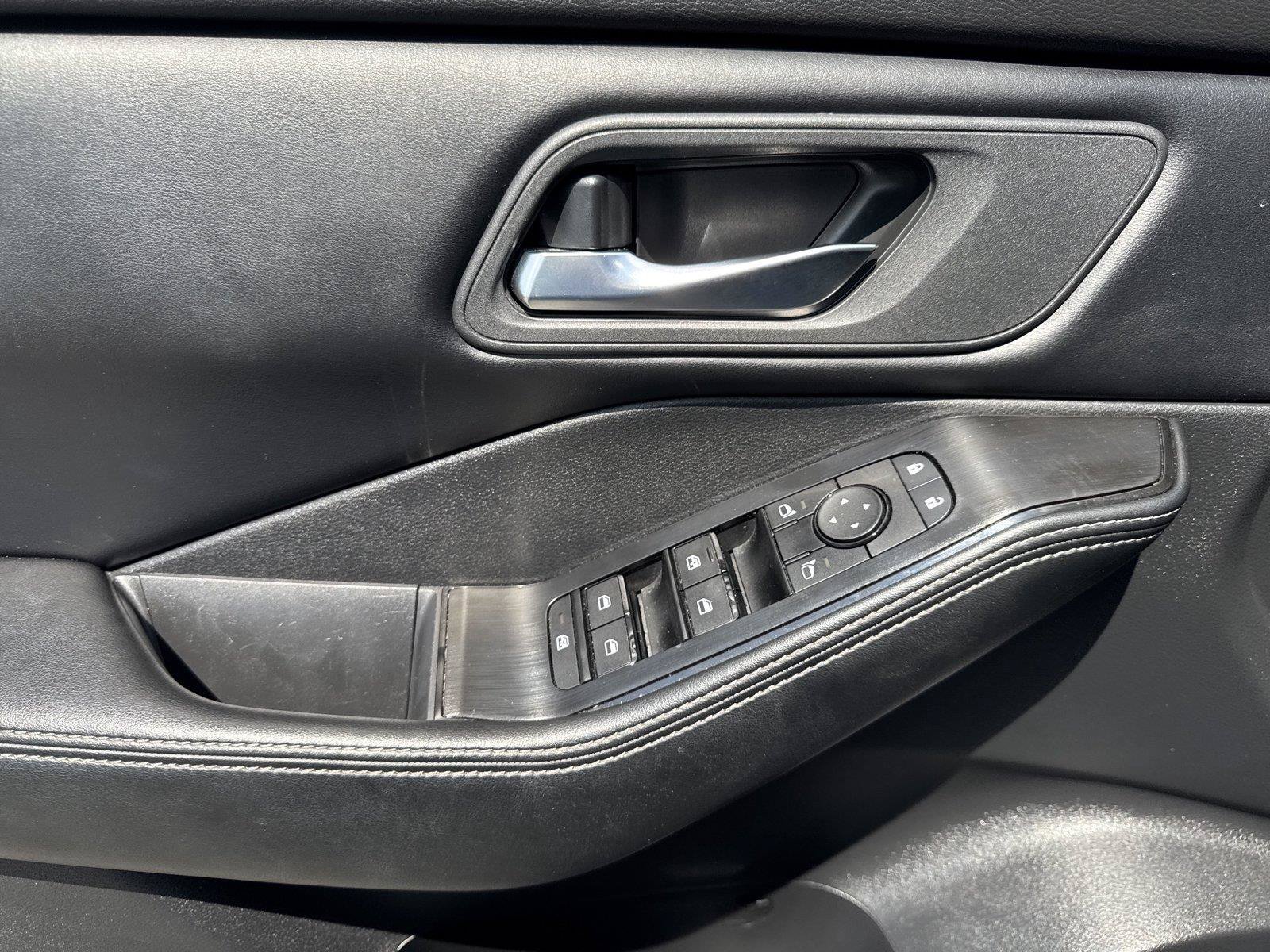 Used 2025 Nissan Rogue SV AWD/4WD image 9