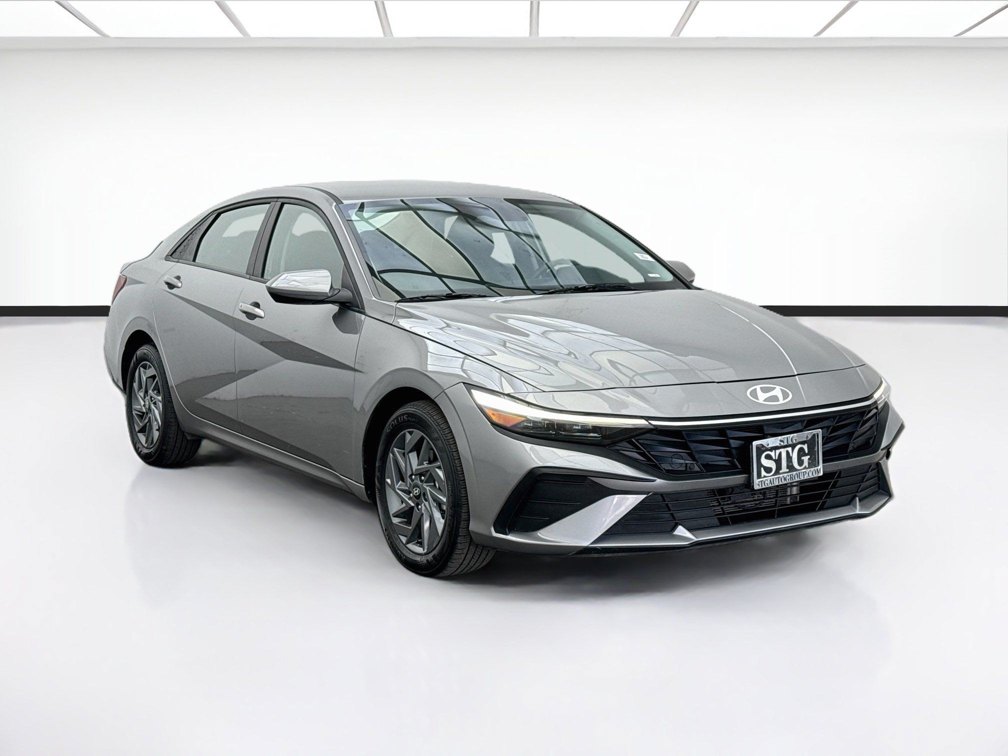 Used 2025 Hyundai Elantra Hybrid FWD image 3