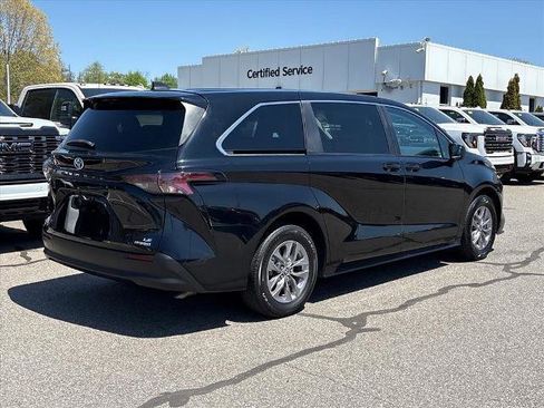 Used 2024 Toyota Sienna LE FWD image 2