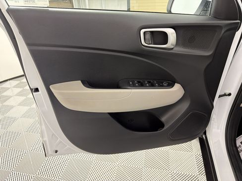 Used 2024 Hyundai Venue SEL FWD image 14