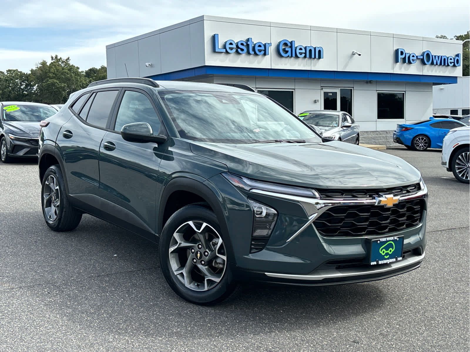 Used 2025 Chevrolet Trax LT FWD image 2