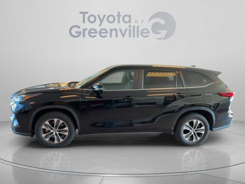 Used 2023 Toyota Highlander XLE FWD image 2