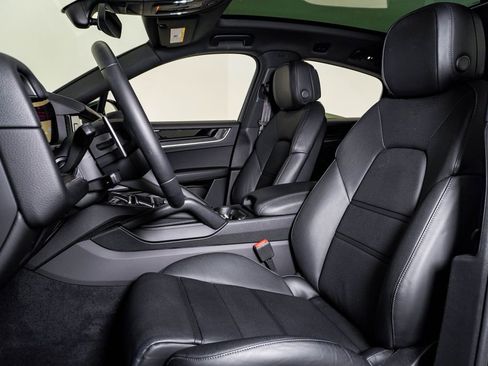 Certified 2025 Porsche Cayenne Coupe AWD/4WD image 5