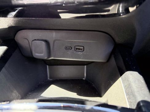 Used 2025 Chevrolet Trax LT w/ LT Convenience Package image 18