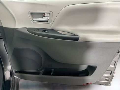 Used 2017 Toyota Sienna LE FWD image 29
