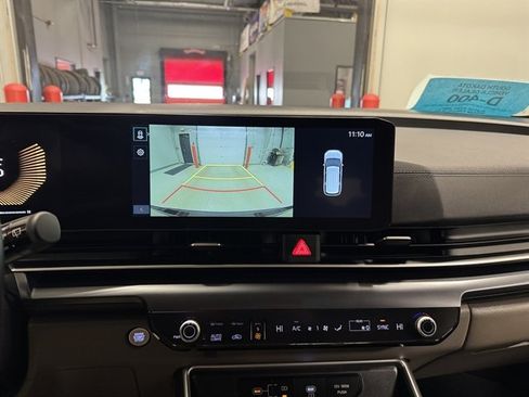 Used 2025 Kia Carnival FWD image 27