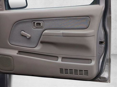 Used 2003 Nissan Frontier XE image 26