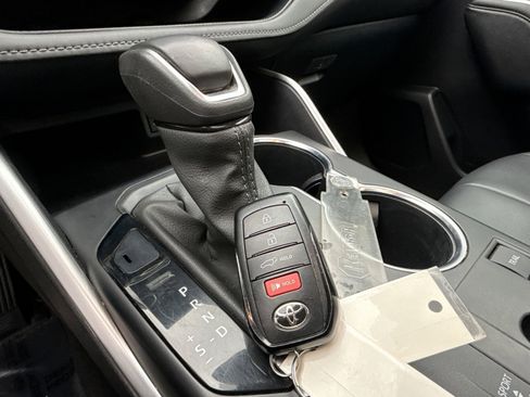 Used 2024 Toyota Highlander XLE image 24
