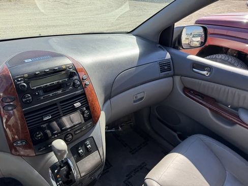 Used 2005 Toyota Sienna XLE image 16