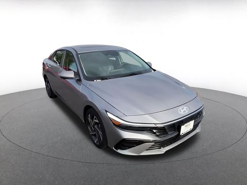 Used 2025 Hyundai Elantra Limited image 3