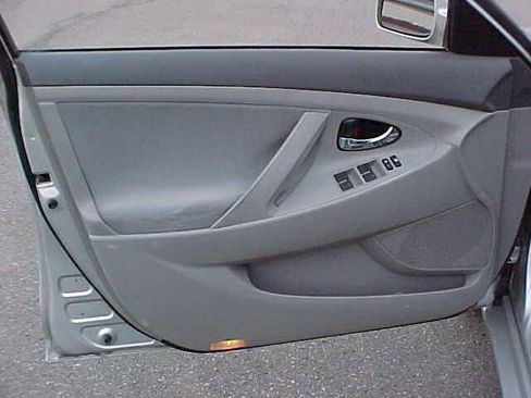 Used 2010 Toyota Camry LE FWD image 17