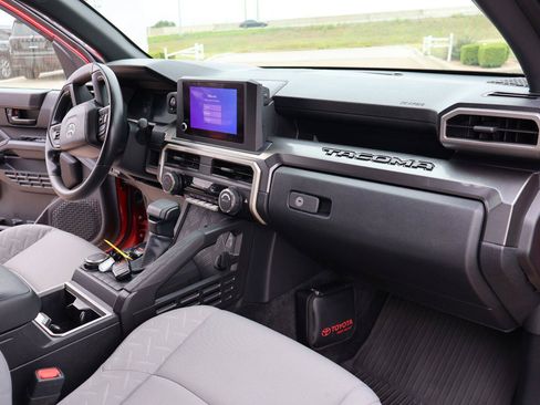 Used 2025 Toyota Tacoma SR5 AWD/4WD image 19