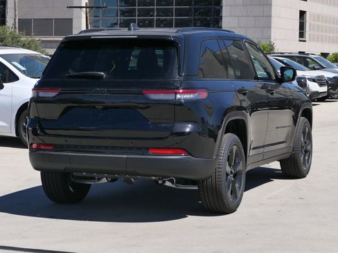 New 2025 Jeep Grand Cherokee Limited w/ Black Appearance Package image 3