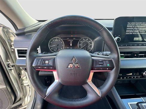 Used 2024 Mitsubishi Outlander SE image 11