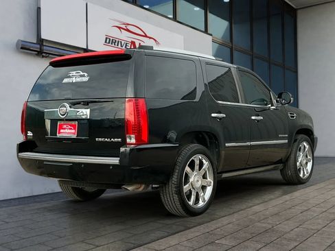 Used 2010 Cadillac Escalade Premium image 3