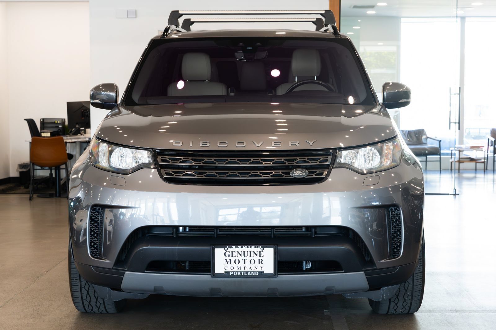 Used 2017 Land Rover Discovery SE AWD/4WD image 2