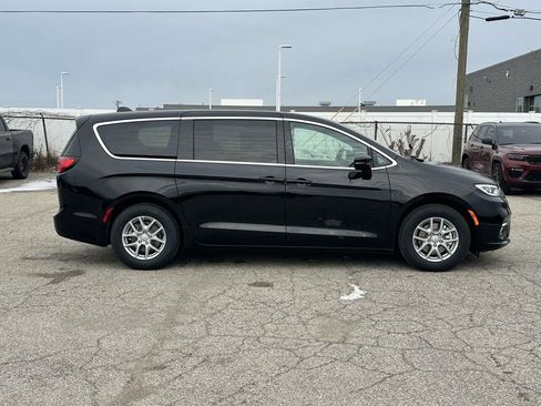 New 2026 Chrysler Pacifica Select image 2