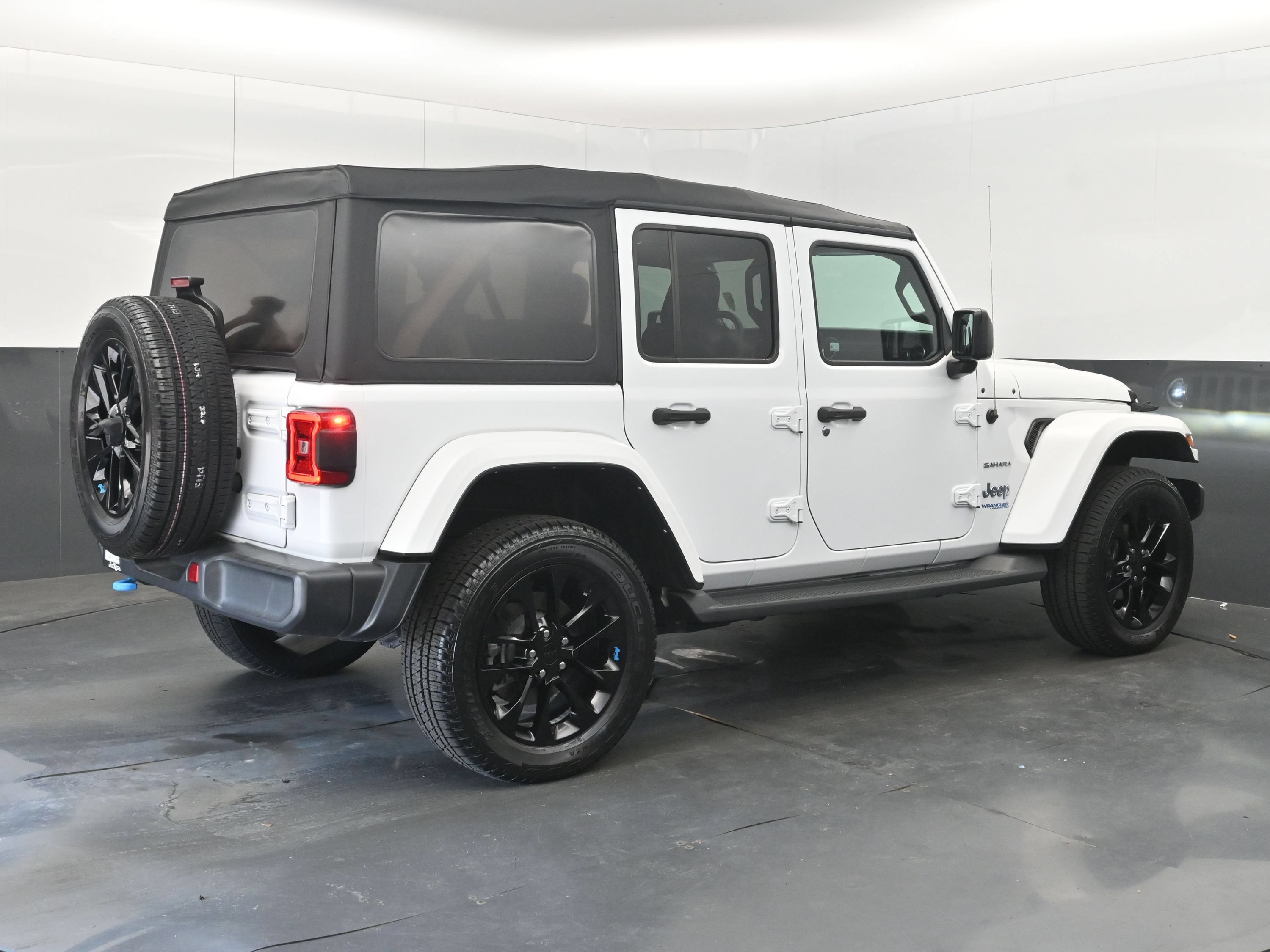 Used 2022 Jeep Wrangler Unlimited Sahara AWD/4WD image 9