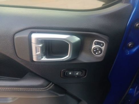 Used 2018 Jeep Wrangler Unlimited Sahara image 15